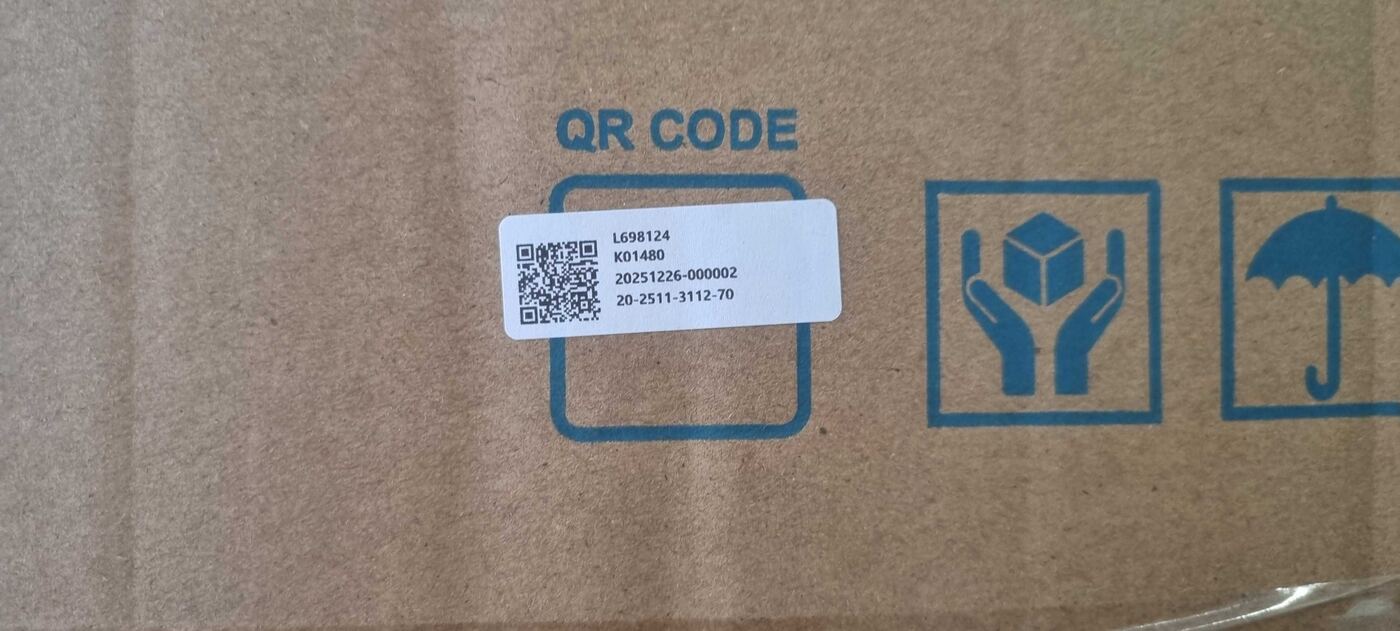 가구 포장에 부착된 제품 QR 라벨